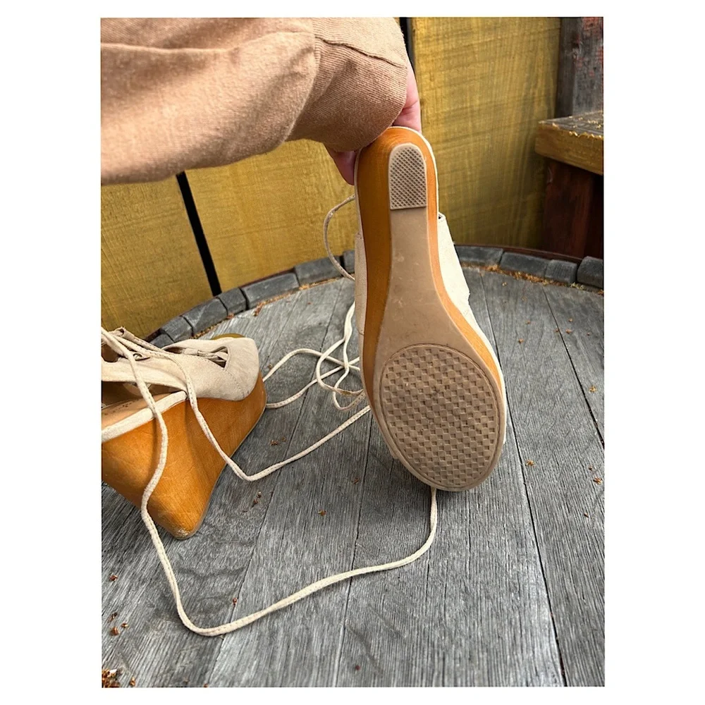 Sz-7 to 7.5 Quipid brand w/ tie up straps. Golden band at toe & faux wood wedge - Picture 8 of 11